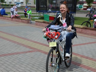 Участники спортивного фестиваля «Viva, rovar-2017» в Мостах ехали поодиночке и велотандемами, сажали на багажник детей