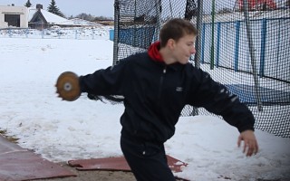 На метательном поле в Коложском парке легкоатлеты отправляли в «полет» спортивные снаряды – диск, копье, молот
