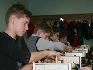 В воскресенье около 100 юных шахматистов оспаривали мастерство «королевской игры».